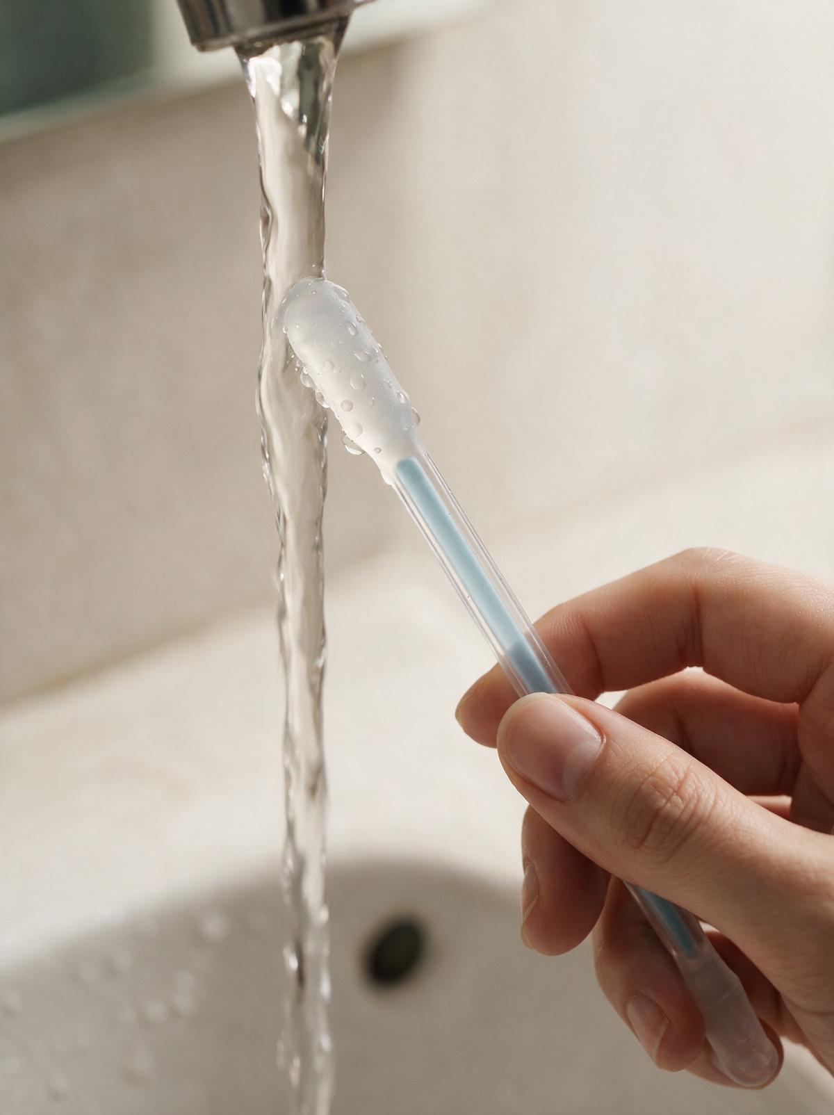 Rincage de l'embout a l'eau tiede